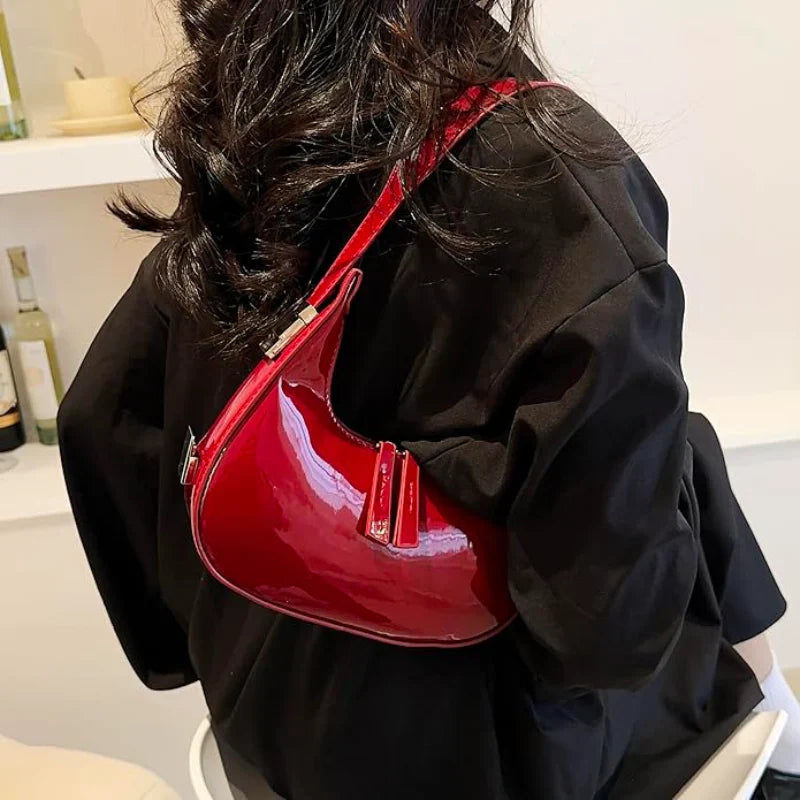 sac à main cuir vernis demi lune vintage rouge porté épaule