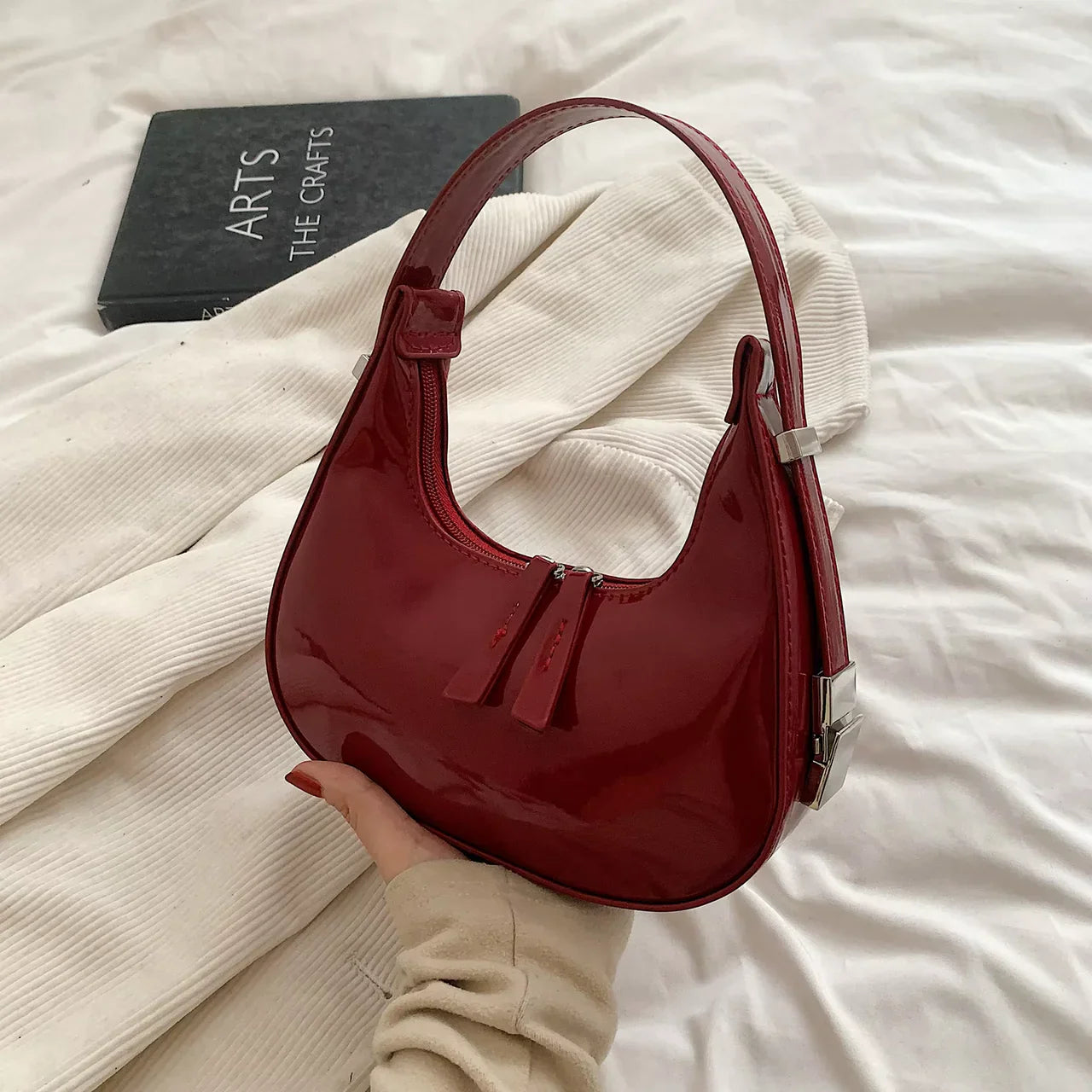 sac à main cuir vernis demi lune vintage rouge posé