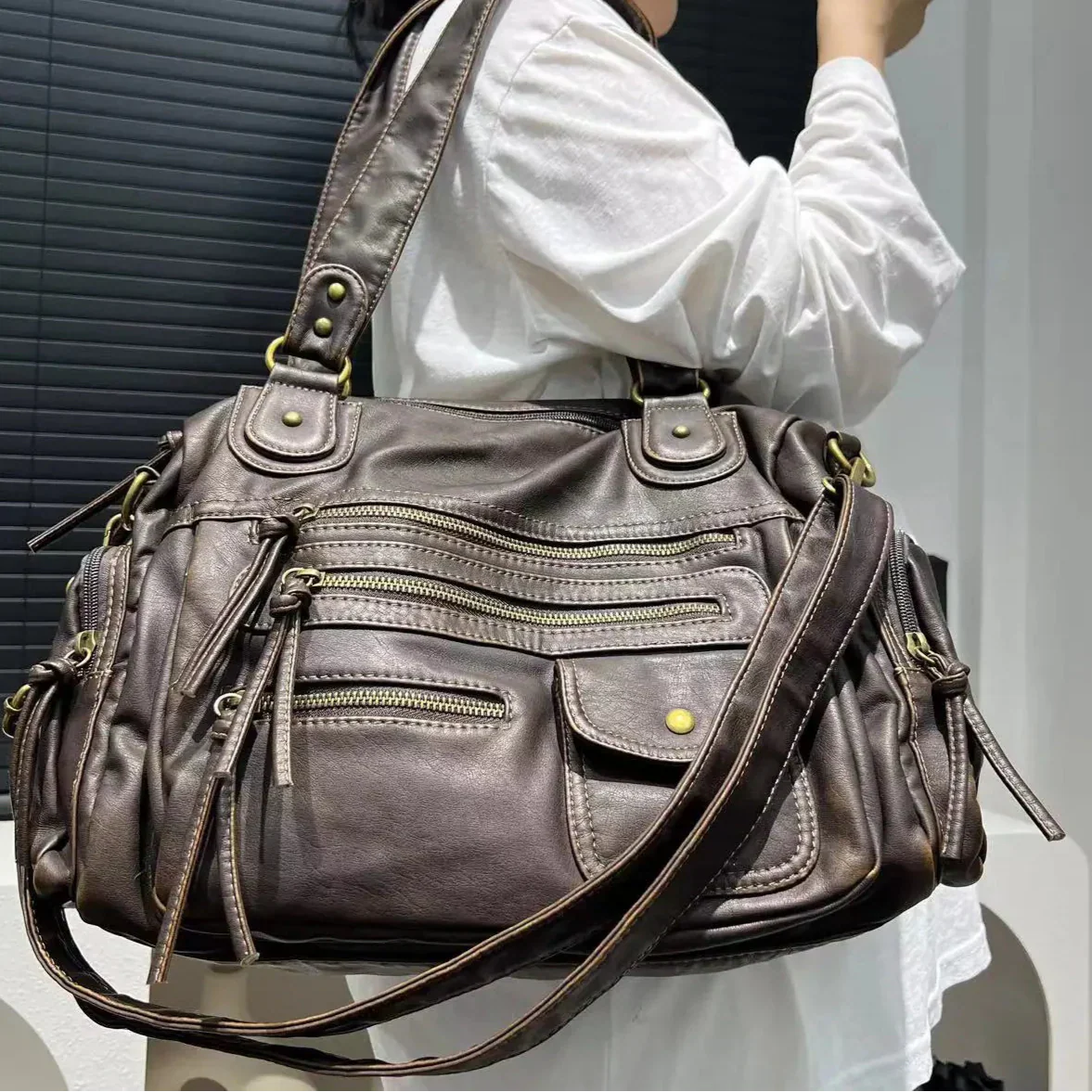 Sac à main MELANIA en cuir vintage marron avec multiples poches élégantes et format spacieux porté épaule