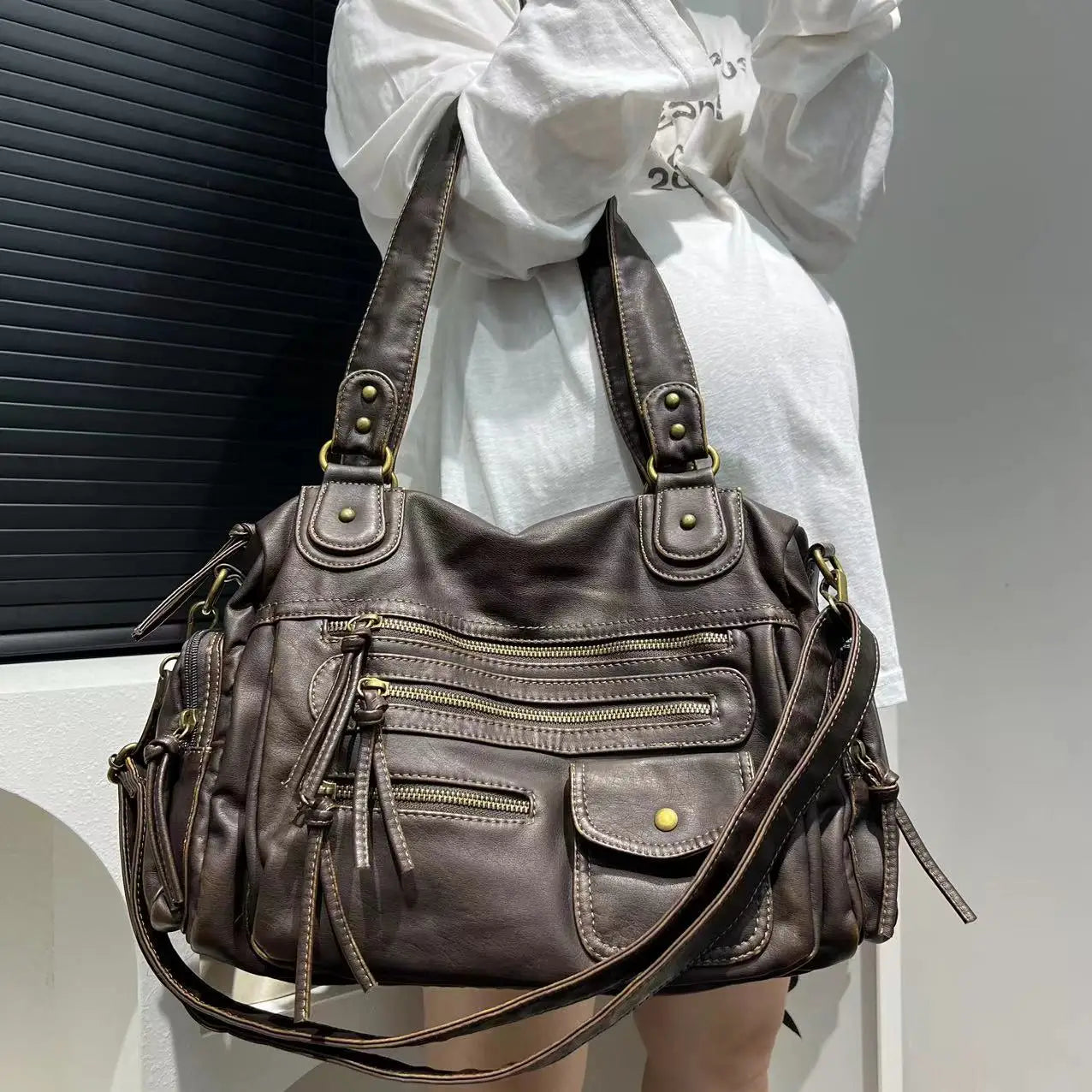 Sac à main MELANIA en cuir vintage marron avec multiples poches élégantes et format spacieux