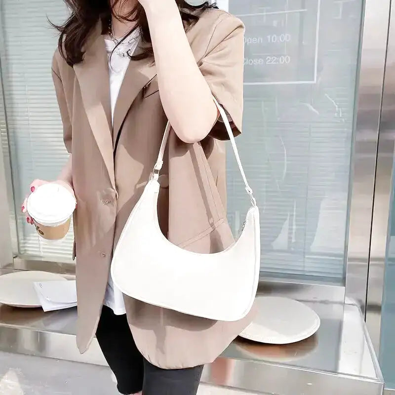 Petit sac à main MELIA en cuir souple blanc format compact avec design chic et minimaliste, idéal pour une sortie élégante.