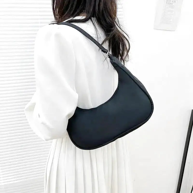 Petit sac à main MELIA en cuir souple noir, format compact avec design chic et minimaliste, idéal pour une sortie élégante.