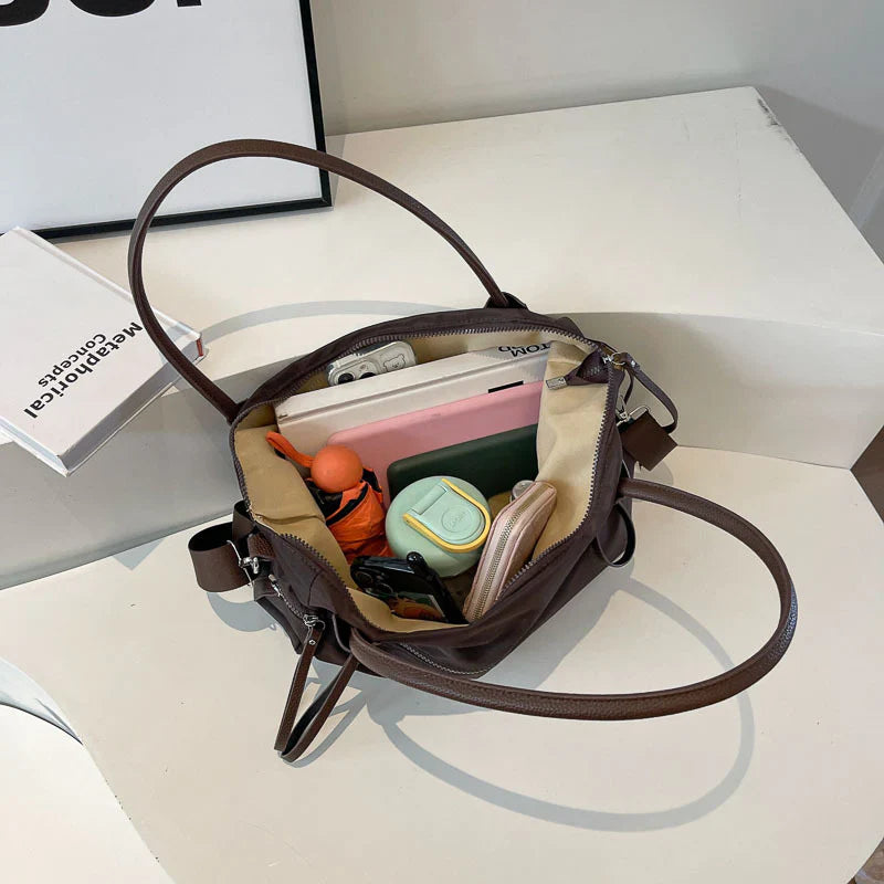 Sac à main NARA café en toile résistante, léger et pratique, avec bandoulière ajustable, offrant grande liberté de mouvement pour vos essentiels du quotidien, vue intérieur du sac.