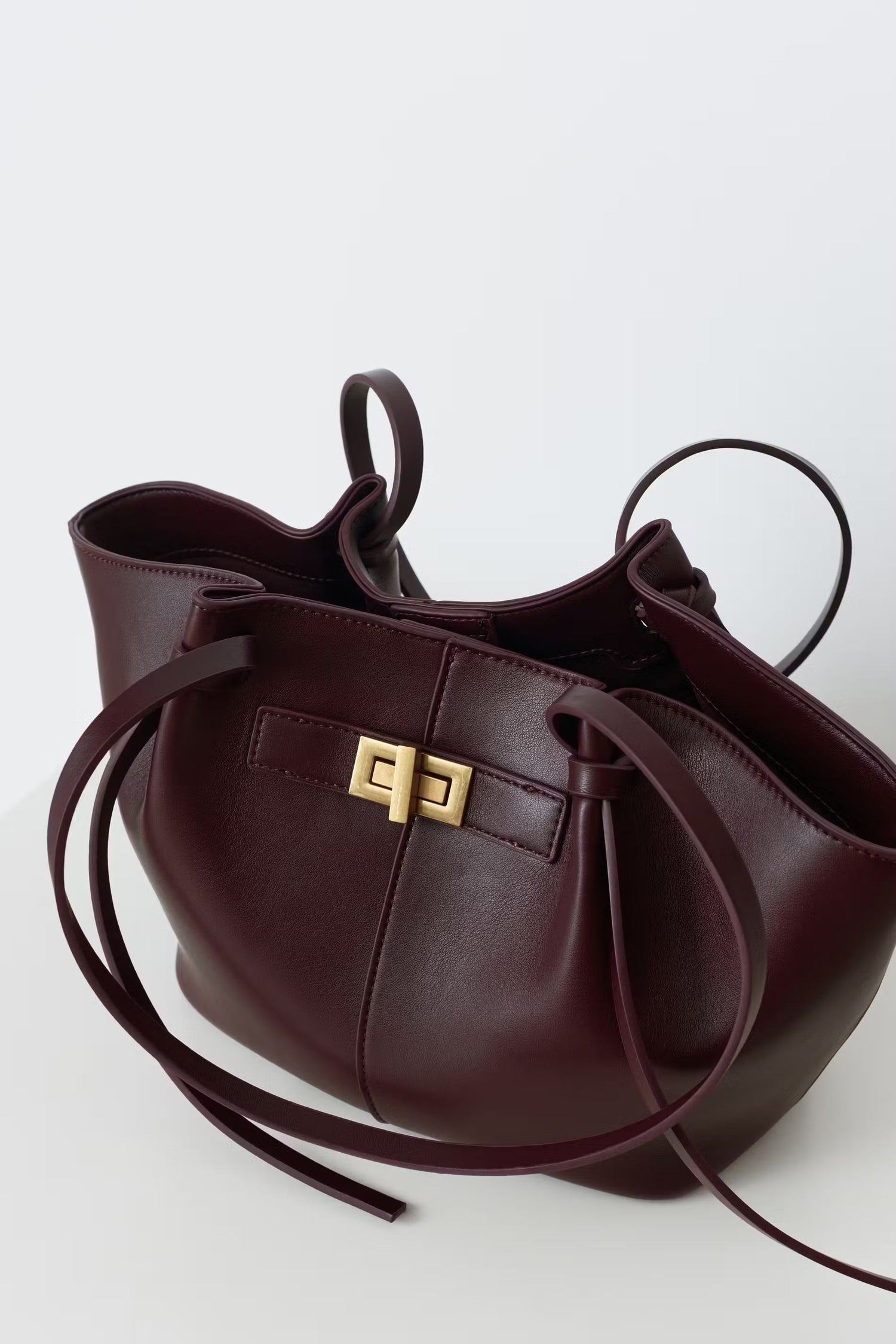 sac cabas cuir bordeaux KATE à grandes anses, élégant et pratique, en cuir brun avec boucle raffinée et compartiment intérieur