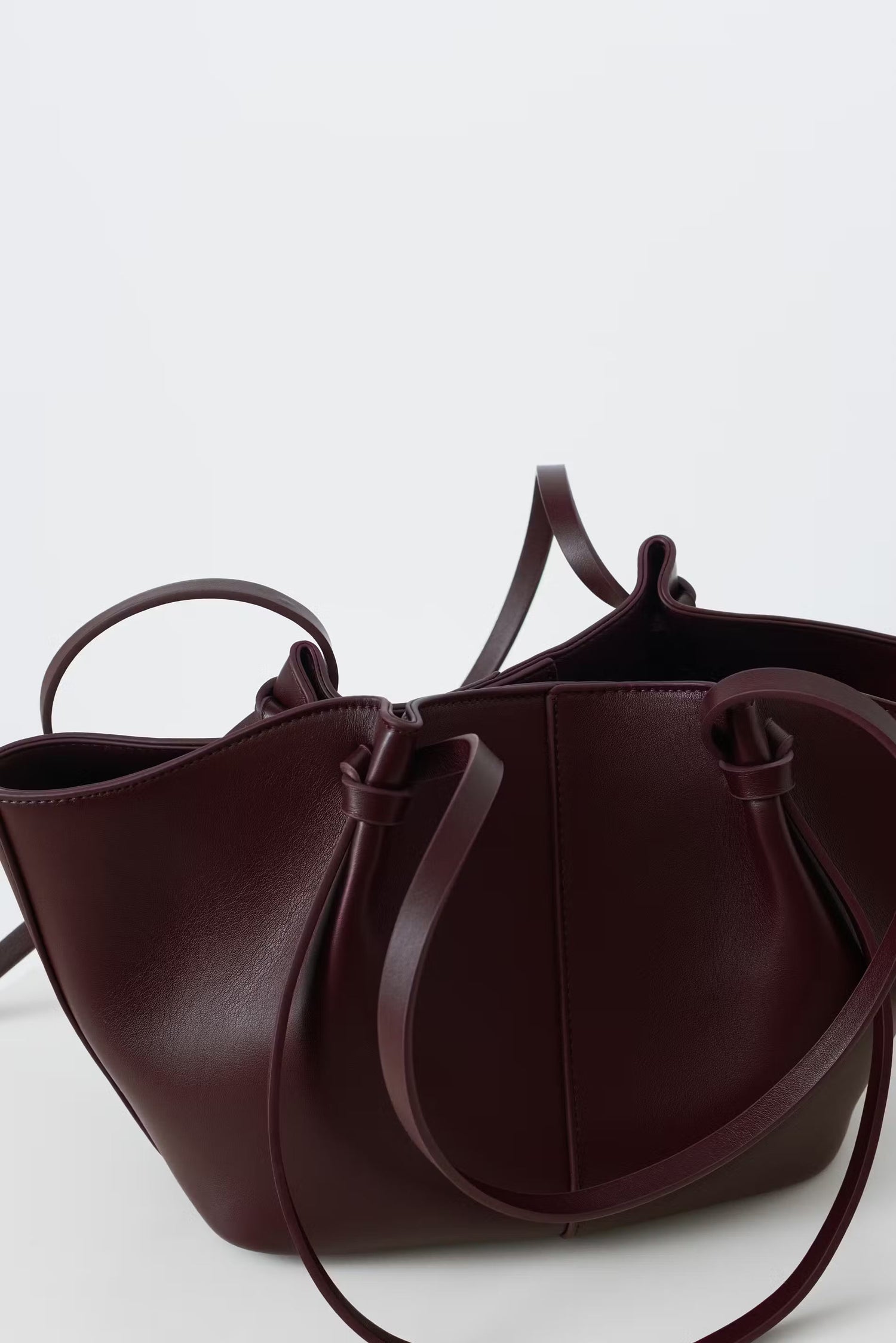 sac cabas cuir bordeaux KATE à grandes anses, élégant et pratique, en cuir brun avec boucle raffinée et compartiment intérieur