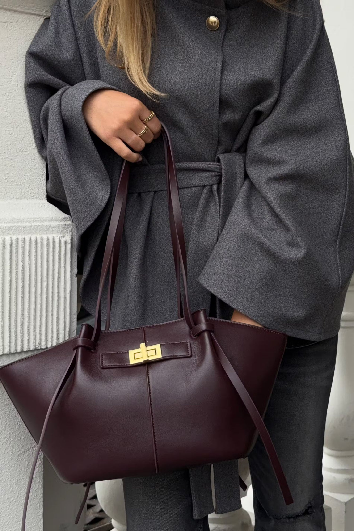 sac cabas cuir bordeaux  KATE à grandes anses, élégant et pratique, en cuir brun avec boucle raffinée et compartiment intérieur