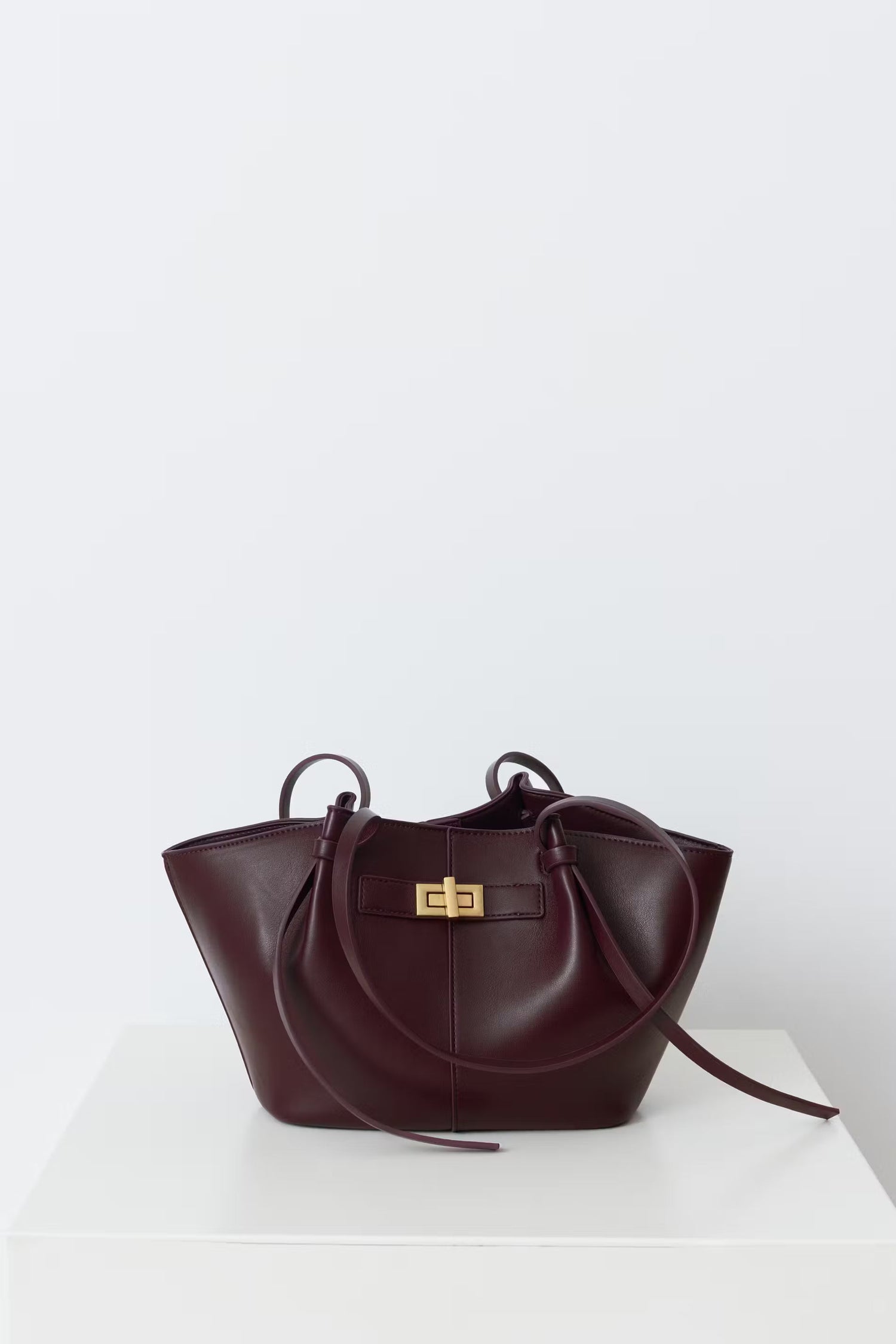 sac cabas cuir bordeaux KATE à grandes anses, élégant et pratique, en cuir brun avec boucle raffinée et compartiment intérieur