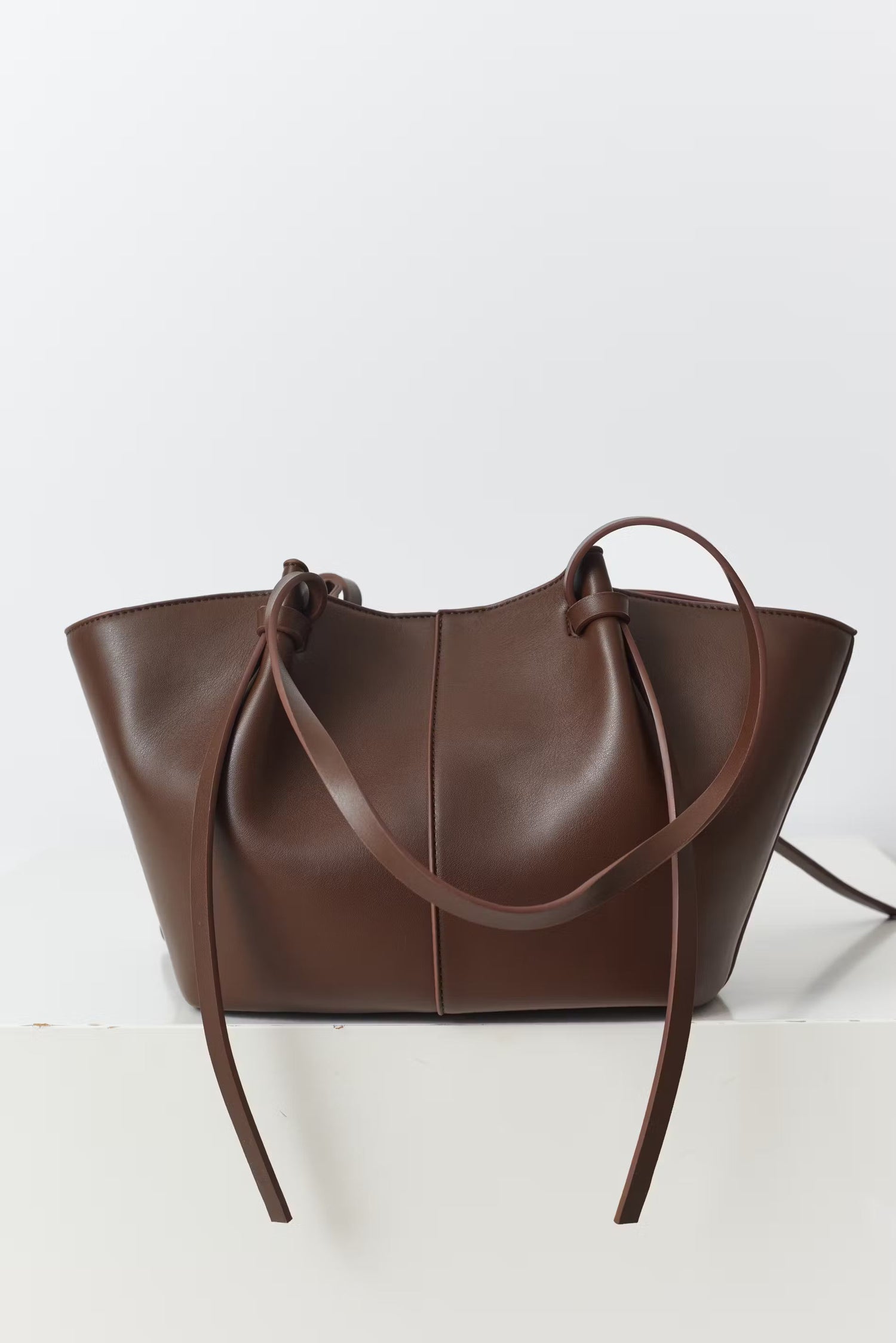sac cabas cuir marron KATE à grandes anses, élégant et pratique, en cuir brun avec boucle raffinée et compartiment intérieur