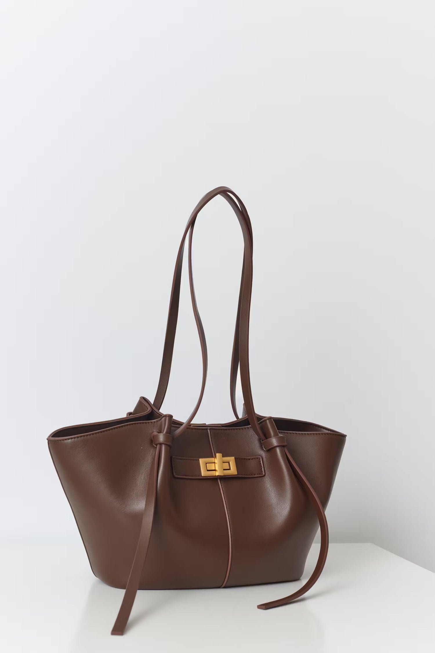 sac cabas cuir marron KATE à grandes anses, élégant et pratique, en cuir brun avec boucle raffinée et compartiment intérieur