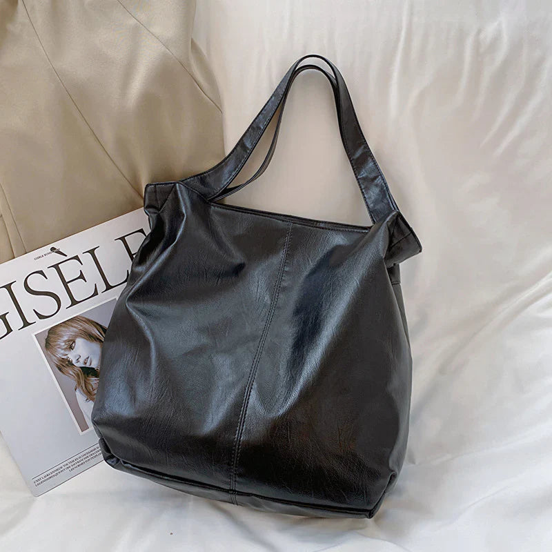 Sac à main SAVANNAH en cuir souple vegan noir, grand format avec bandoulière réglable, parfait pour transporter ordinateur, dossiers et essentiels avec élégance et confort au quotidien.