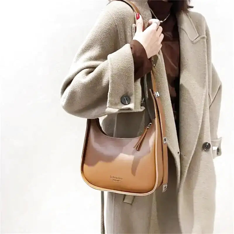 SIRINA - Sac à main bandoulière en cuir souple camel, élégant et pratique pour femme, porté épaule.