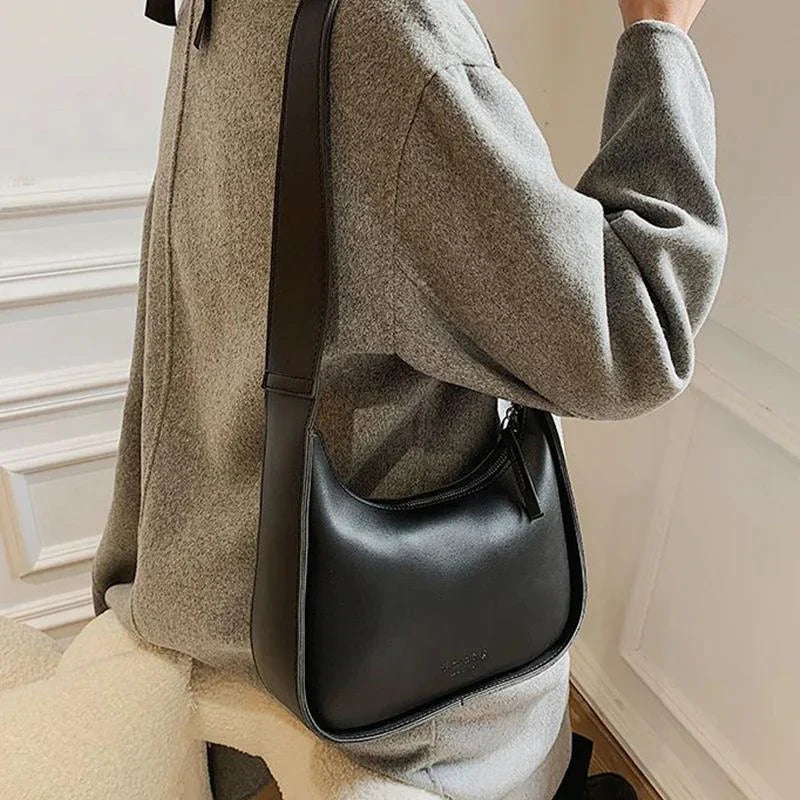SIRINA - Sac à main bandoulière en cuir souple noir, élégant et pratique pour femme, porté epaule