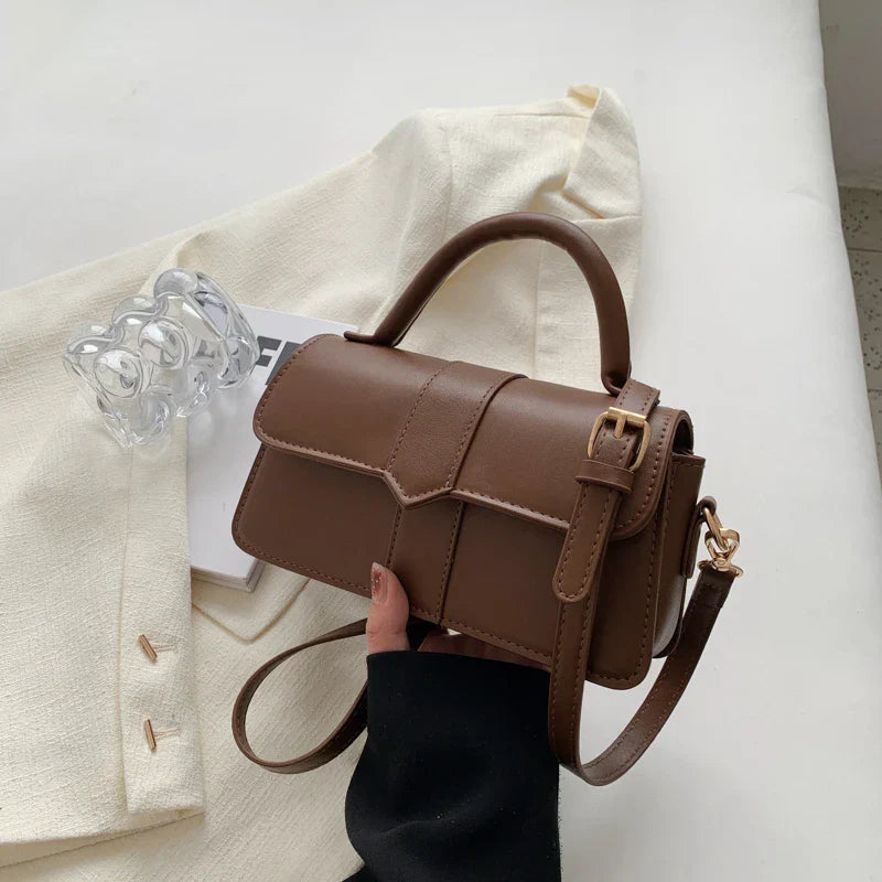 Sac à main VALENTINA petit format en cuir lisse vegan marron, design raffiné et sobre, parfait pour transporter vos essentiels avec style