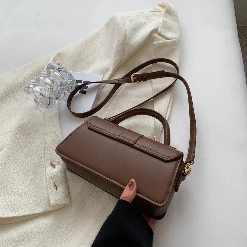 Sac à main VALENTINA petit format en cuir lisse vegan marron, design raffiné et sobre, parfait pour transporter vos essentiels avec style